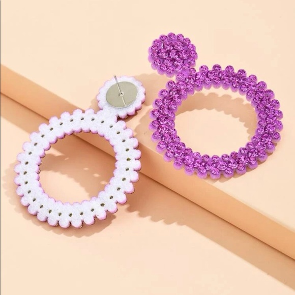 POP OF COLOR Elegant Fuchsia Statement Earrings - Picture 4 of 5